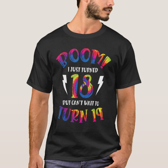 Camiseta Boom Acabo De Cumplir 18 Años Pero No Puedo Espera (Anverso)
