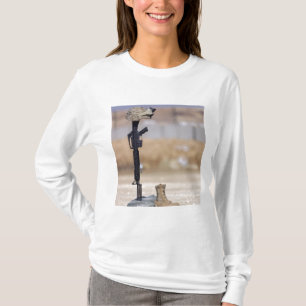 Camiseta Boots, rifles, etiquetas de perro y casco protecto