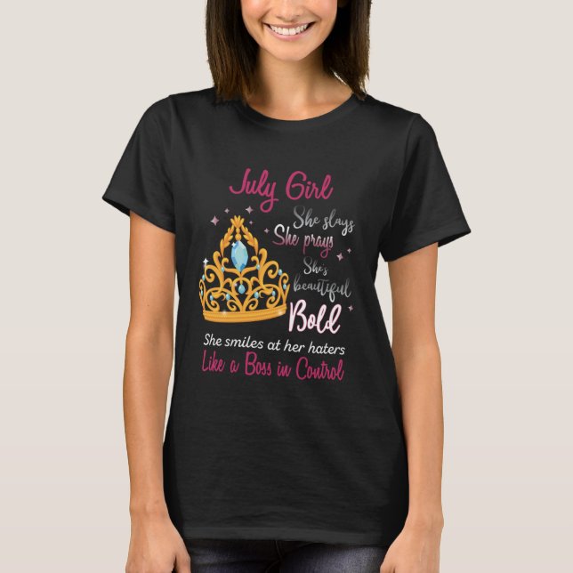Camiseta Born In July Girl She Slays Pray Beautiful Bold (Anverso)