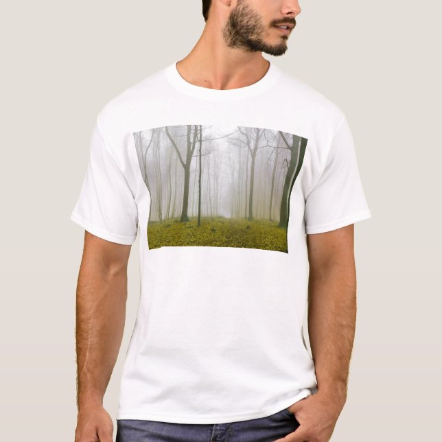 Camiseta Bosque de fantasía con neblina y follaje amarillo (Anverso)