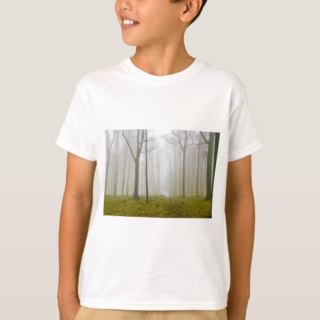 Camiseta Bosque de fantasía con neblina y follaje amarillo (Anverso)