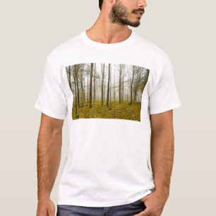 Camiseta Bosque de fantasía con niebla y hojas amarillas