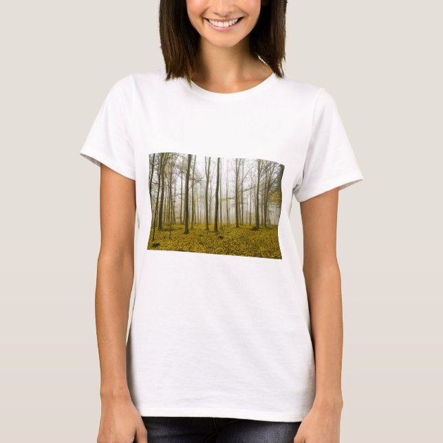 Camiseta Bosque de fantasía con niebla y hojas amarillas (Anverso)
