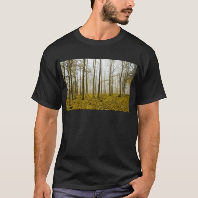 Camiseta Bosque de fantasía con niebla y hojas amarillas (Anverso)