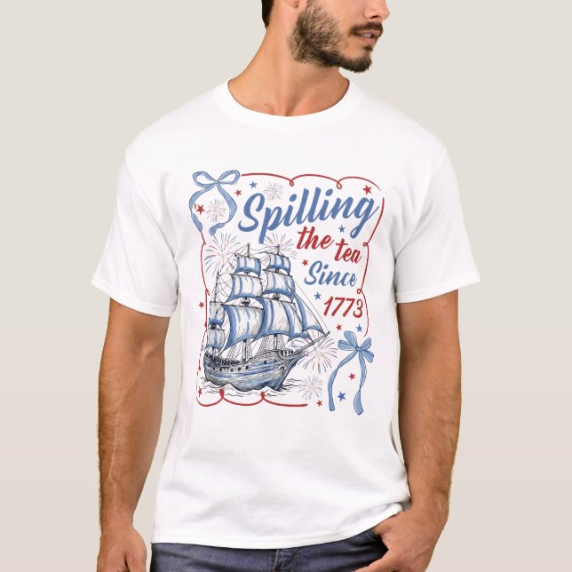 Camiseta Boston Tea Party Derramando El Té Desde 1773 (Anverso)