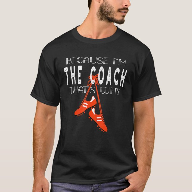 Camiseta botas de fútbol de entrenador de fútbol porque soy (Anverso)