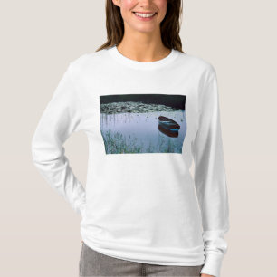 Camiseta Bote de remos en un pequeño lago rodeado de agua