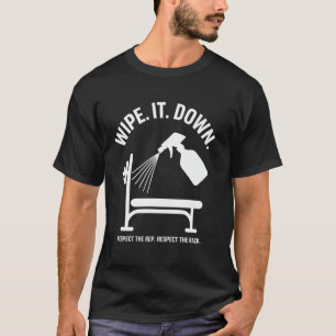 Camiseta Botella de aerosol de limpieza en el banco de gimn