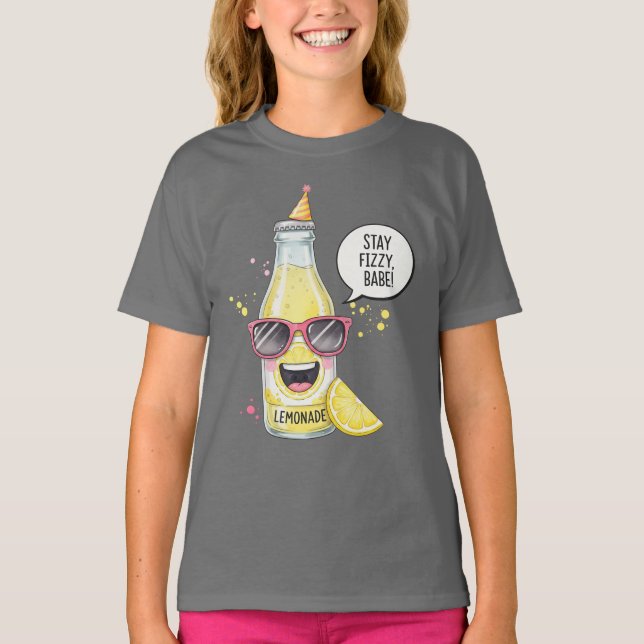 Camiseta Botella de Lemonade en un Gorra Fiesta, por Natash (Anverso)