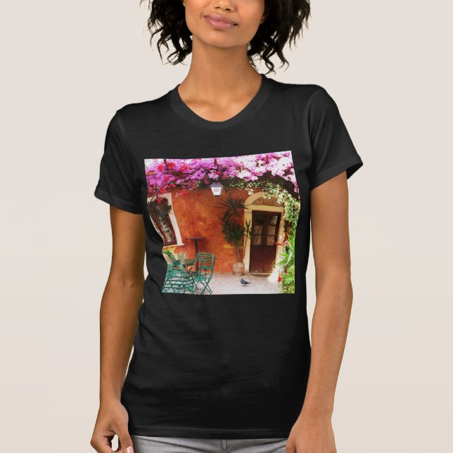 Camiseta Bougainvillea que crece fuera de una casa, (Anverso)