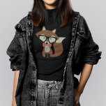 Camiseta Bow Tie y Glasses Hipster Brown Fox<br><div class="desc">Adorable ilustracion vectorial de un lindo zorro marrón usando un par de gafas de tamaño excesivo y corbata de arco de patrón de polka rojo y blanco.</div>