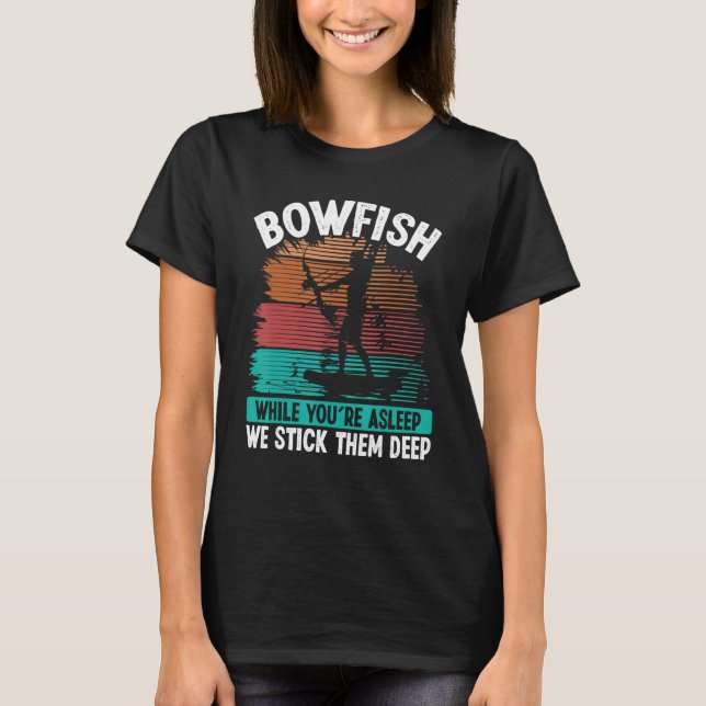 Camiseta Bowfishing While you are asleep we stick them deep (Anverso)