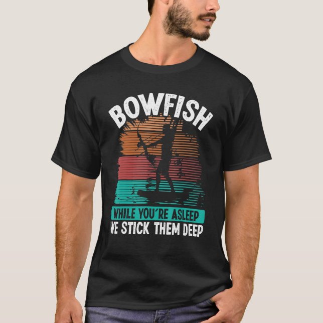 Camiseta Bowfishing While you are asleep we stick them deep (Anverso)