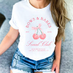 Camiseta Bows & Babes Coquette Cherries Bachelorette<br><div class="desc">La colección "Bows & Babes Coquette Cherries" aporta un toque dulce y lúdico a cualquier celebración. La suite cuenta con un par de cerezas encantadoras atadas con una proa delicada, creando una estética coqueta y divertida. Con una escritura elegante y acentos suaves, esta colección capta una vibración femenina, coqueta, perfecta...</div>