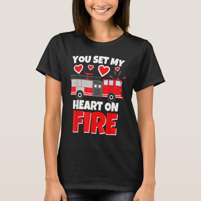Camiseta Boys Valentines Day Firetruck You Set My Heart On  (Anverso)