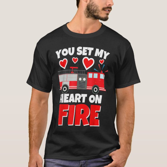 Camiseta Boys Valentines Day Firetruck You Set My Heart On  (Anverso)