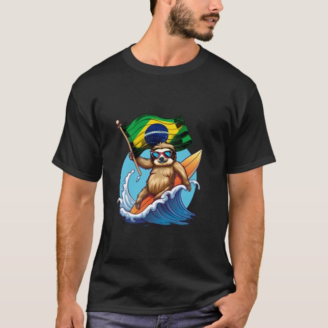 Camiseta Brasil Flag Sloth Surfing Brazilian Pride Brasilia (Anverso)