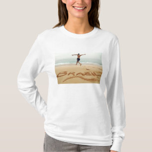 Camiseta BRASIL. Hombre con el pecho desnudo con un traje d