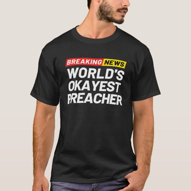 Camiseta Breaking News World s Okayest Preacher Meaning Pre (Anverso)
