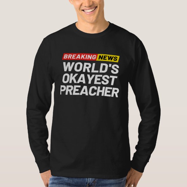 Camiseta Breaking News World s Okayest Preacher Meaning Pre (Anverso)