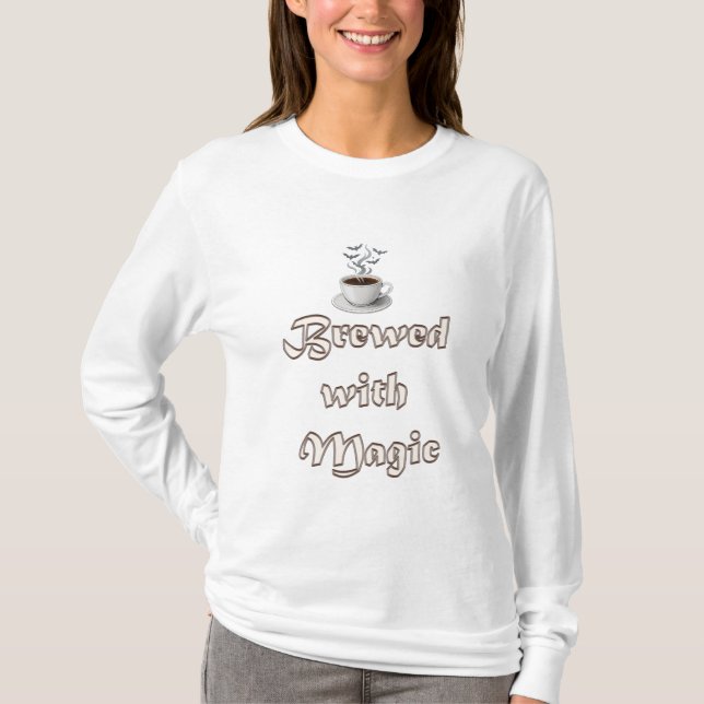 Camiseta Brewed with Magic – Cozy Coffee Design (Anverso)