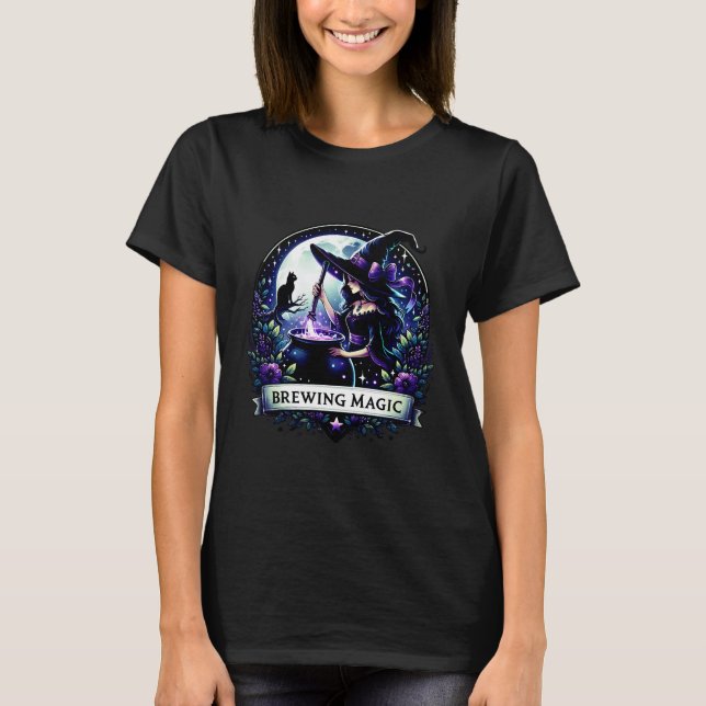 Camiseta "Brewing Magic" Halloween Witch Shirt (Anverso)