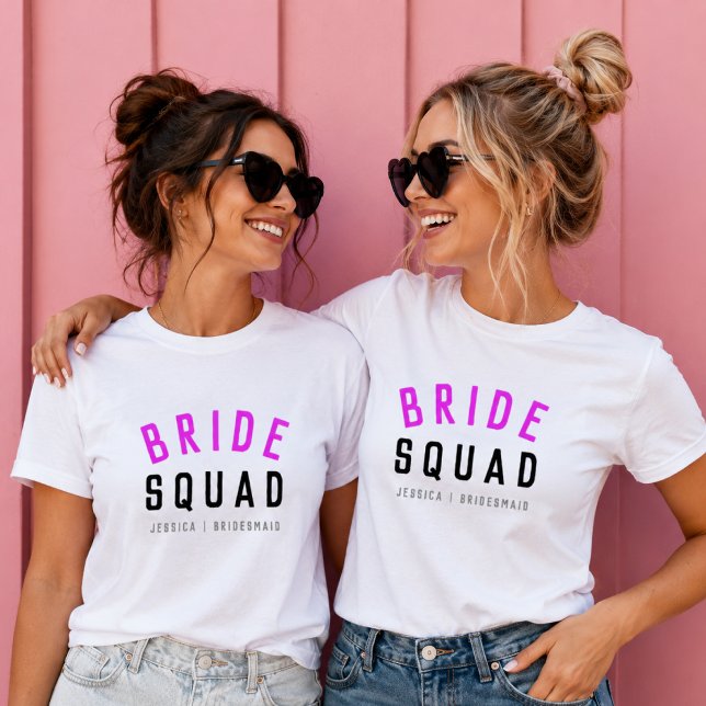 Camiseta Bride Squad | Hot Pink Bachelorette Bridesmaid (Personalized bride squad T-shirts with custom name and role text for bachelorette weekends.)