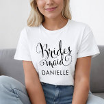 Camiseta Bridesmaid Black Modern Script Custom Wedding<br><div class="desc">¡Elegante camisa de dama de honor con un guión negro de moda para la fabulosa mujer de pie a su lado!</div>