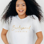 Camiseta Bridesmaid Gold Custom Name Bachelorette<br><div class="desc">La Bridesmaid Gold Custom Name Bachelorette T-Shirt es una declaración moderna y minimalista para tu fiesta nupcial. Con un elegante guión de oro falso, esta camisa sencilla y elegante es perfecta para festividades de soltera y se puede personalizar con el nombre de cada dama de honor. Es un regalo de...</div>