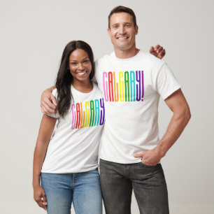 Camiseta Bright Rainbow Text LGBTQ Calgary Prim LGBT