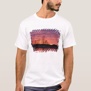 Camiseta Brillante puesta de sol se refleja en el río Calam