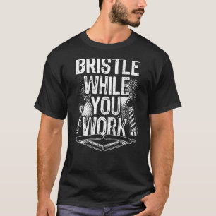 Camiseta Bristol mientras trabaja en la barra de impresión 