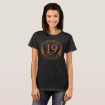 Camiseta Bronce, aniversario tradicional de bodas 19 años<br><div class="desc">Un diseño para celebrar 19 años de matrimonio. Este diseño tiene un diseño de laurel de color bronce sobre un fondo negro. El bronce es el regalo tradicional para esta ocasión. El texto dice el aniversario de bronce de 19 años.Un diseño romántico para celebrar tu decimonoveno año de matrimonio. Si...</div>