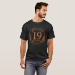 Camiseta Bronce, aniversario tradicional de bodas 19 años<br><div class="desc">Un diseño para celebrar 19 años de matrimonio. Este diseño tiene un diseño de laurel de color bronce sobre un fondo negro. El bronce es el regalo tradicional para esta ocasión. El texto dice el aniversario de bronce de 19 años.Un diseño romántico para celebrar tu decimonoveno año de matrimonio. Si...</div>