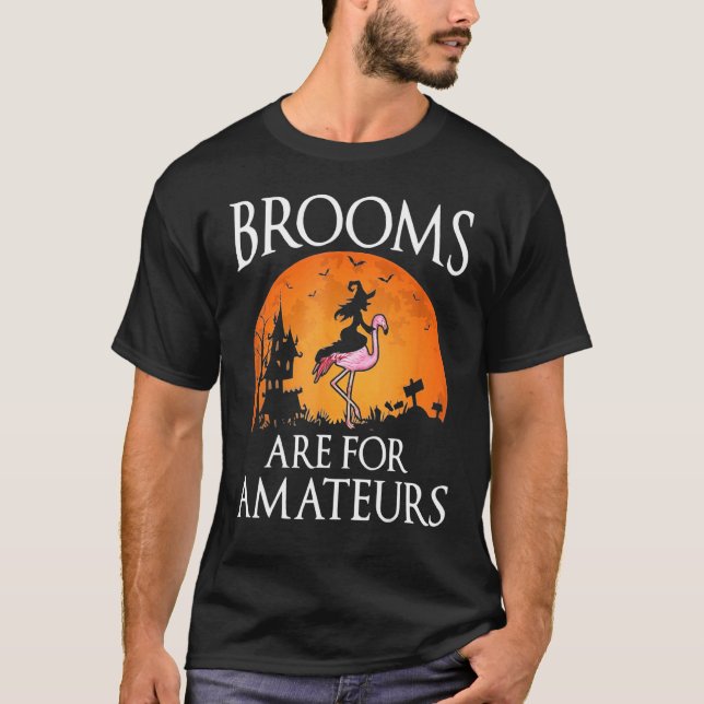 Camiseta Brooms Are For Amateurs Witch Riding Flamingo Cost (Anverso)