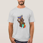 Camiseta Bruce los alces de Chanukah<br><div class="desc">¡no tiene nada en Bruce!  Pago y envío Bruce los alces de Jánuca que saltan sobre su dradle,  oscilando sus astas del menorah y su estrella del collar del oro de David.  Camiseta impresionante del día de fiesta.  ¡Chanukah feliz!</div>