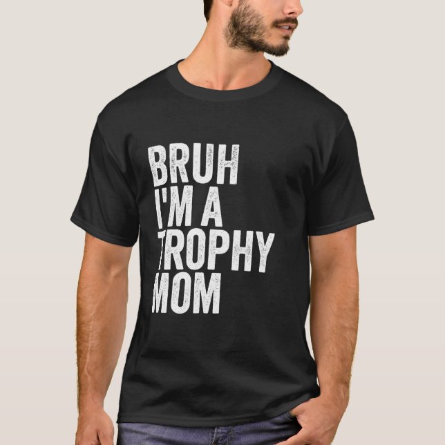 Camiseta Bruh, soy un trofeo, mamá, una pareja linda, diseñ (Anverso)