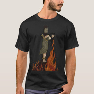 Camiseta Bruja Bordada Encendiendo Cigarrillo