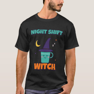 Camiseta Bruja de turno de noche Enfermera de Halloween Caf