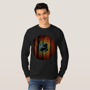 CAMISETA BRUJA EN ESCOBA EN EL BOSQUE FORESTAL