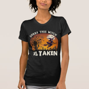 Camiseta Bruja Es Tomada Escoba Árbol Cementerio Halloween_