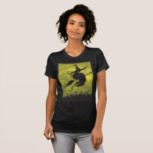 Camiseta Bruja espeluznante de Halloween volando en escoba