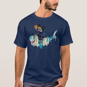 Camiseta Bruja montando momia Tiburón Halloween Graciosa Br