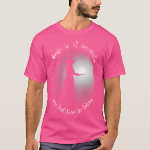 Camiseta Bruja sosteniendo la magia de la luna está en toda