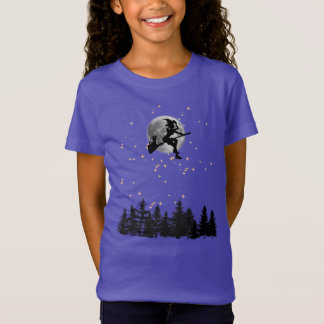Camiseta Bruja voladora por encima del bosque en una noche
