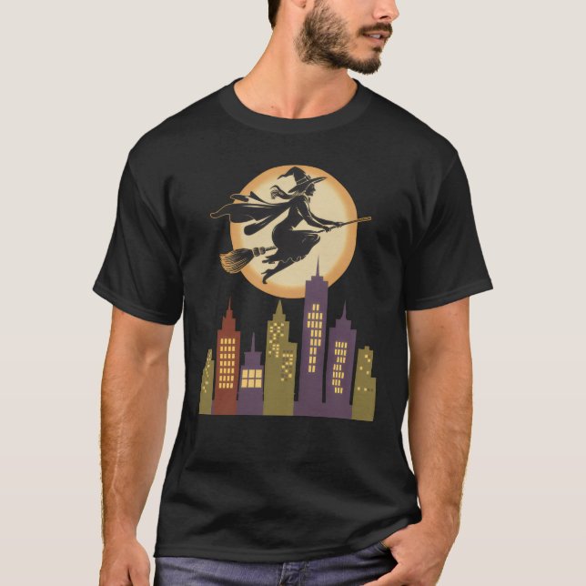 Camiseta Bruja volando sobre un paisaje retro (Anverso)