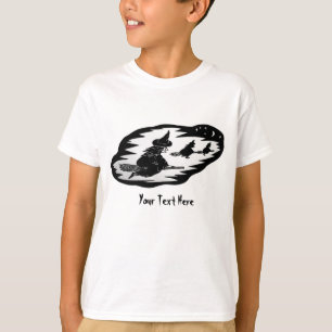 Camiseta brujas fantasmagóricas del vuelo en los palos de