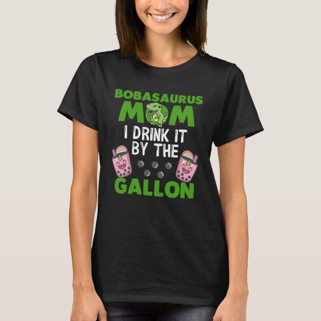 Camiseta Bubble Tea Mom Bobasaurus Mom I Drink it By the Ga (Anverso)