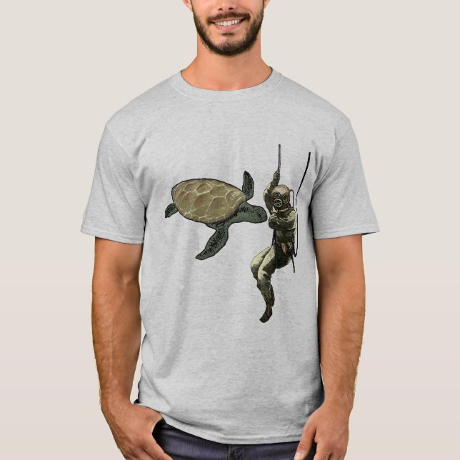 Camiseta Buceador de casco antiguo en una pista con una tor (Anverso)