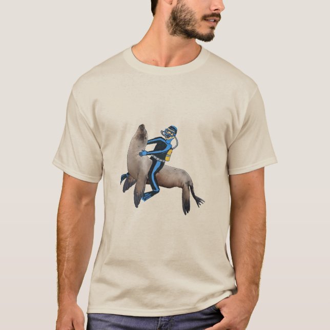 Camiseta Buceador de Scuba ventilado montando un gran león  (Anverso)